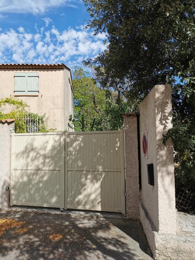 Appartement En Sous Sol De Villa Avec Acces Jardin Et Piscine Marseille Exterior photo