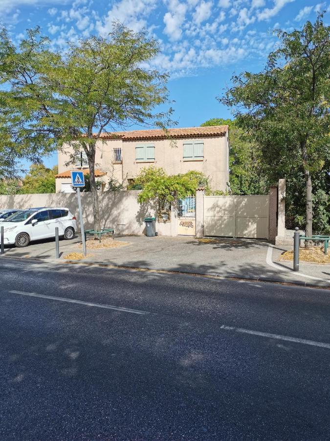 Appartement En Sous Sol De Villa Avec Acces Jardin Et Piscine Marseille Exterior photo