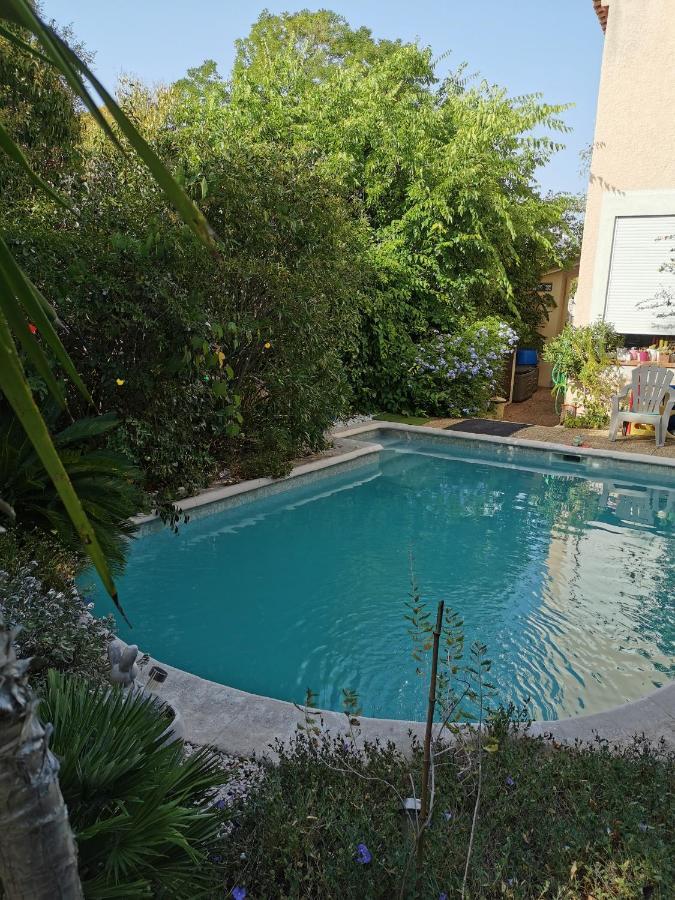 Appartement En Sous Sol De Villa Avec Acces Jardin Et Piscine Marseille Exterior photo